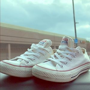 While low cut converse